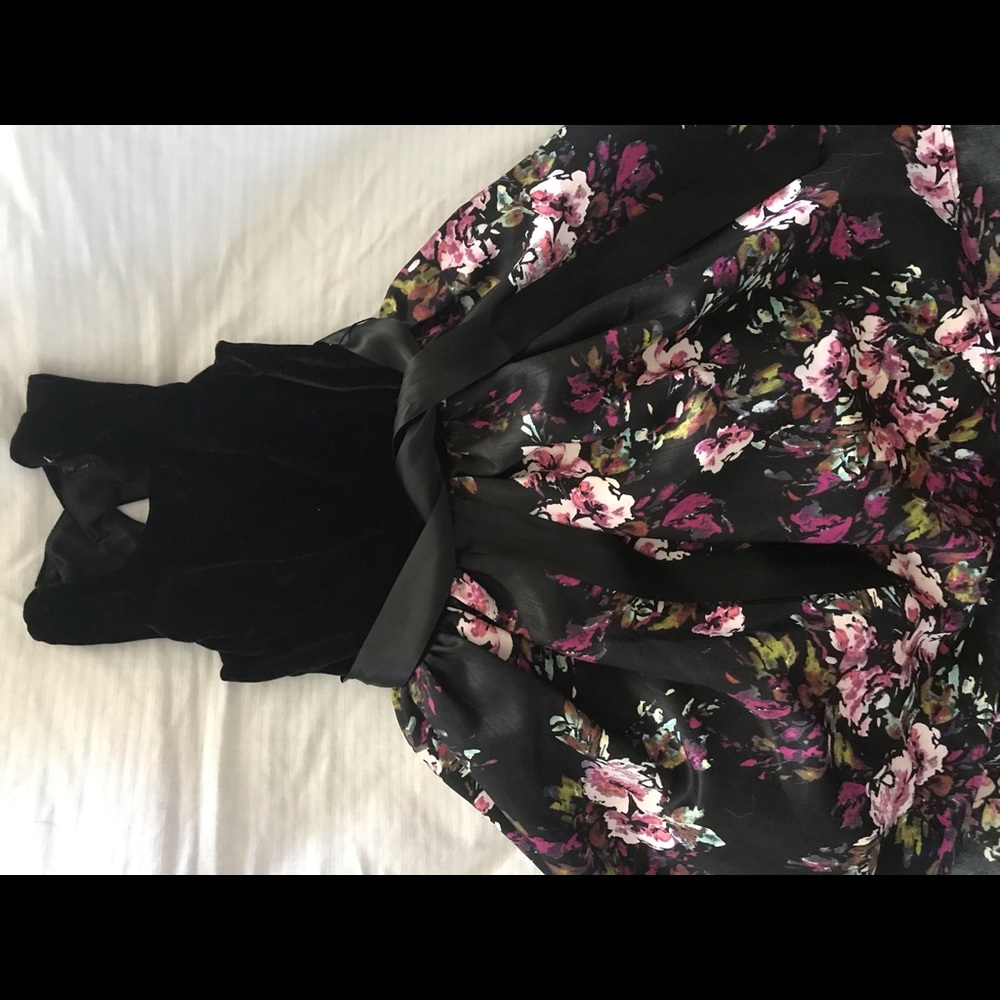 Fabulous girls dress, size 6 black and floral